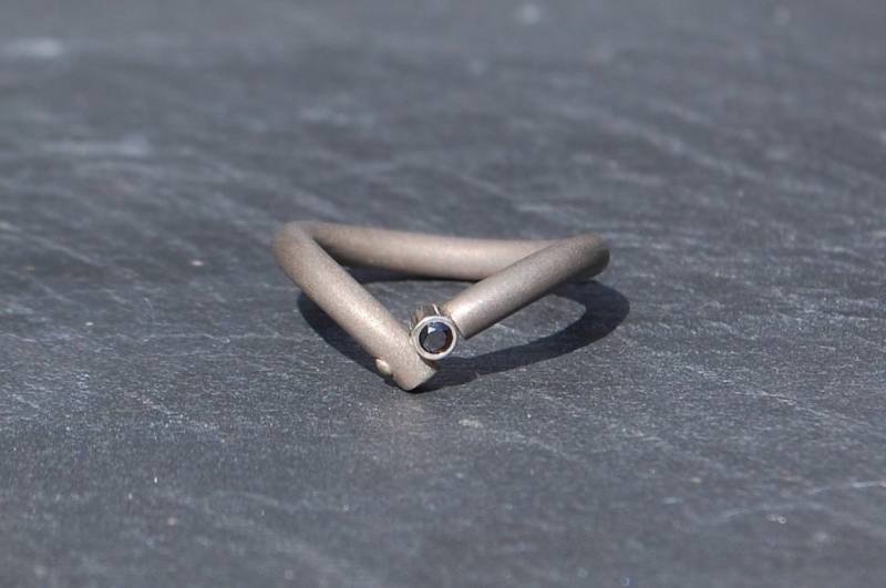 Ring Aus Titan, 925 Silber Und Schwarzem Diamant Ring Aus Titan, 925 Silber Und Schwarzem Diamant von SanJewelryDesignArt
