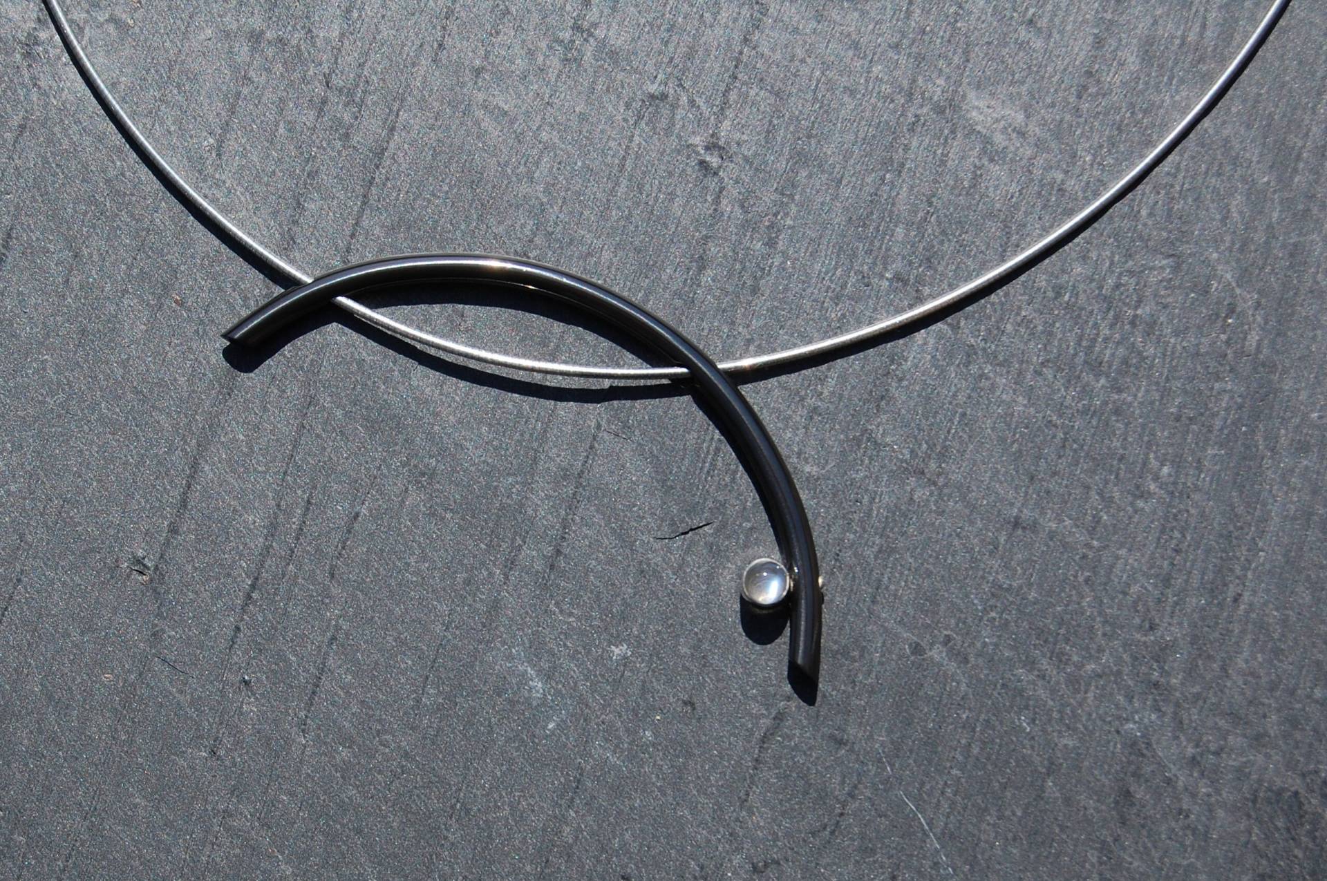 Schwarze Zirkonium Anhänger Zu Silber Omega Halskette Mit Mondstein Schwarze Zirkonium Anhänger Zu Silber Omega Halskette Mit Mondstein von SanJewelryDesignArt