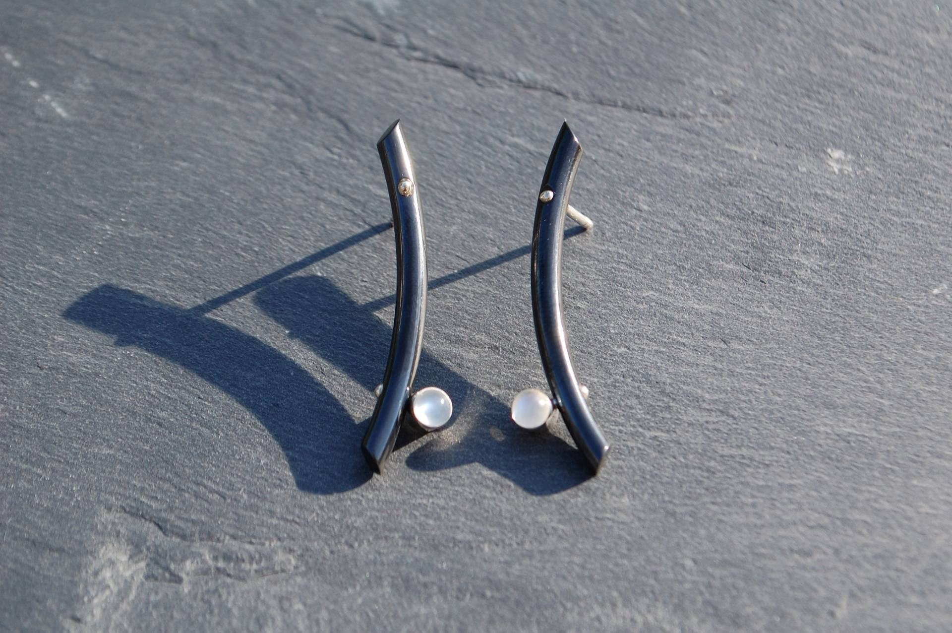 Schwarzen Zirkon Ohrringe Mit Mondstein in Silber-Einstellungen Schwarzen Zirkon Ohrringe Mit Mondstein in Silber-Einstellungen von SanJewelryDesignArt