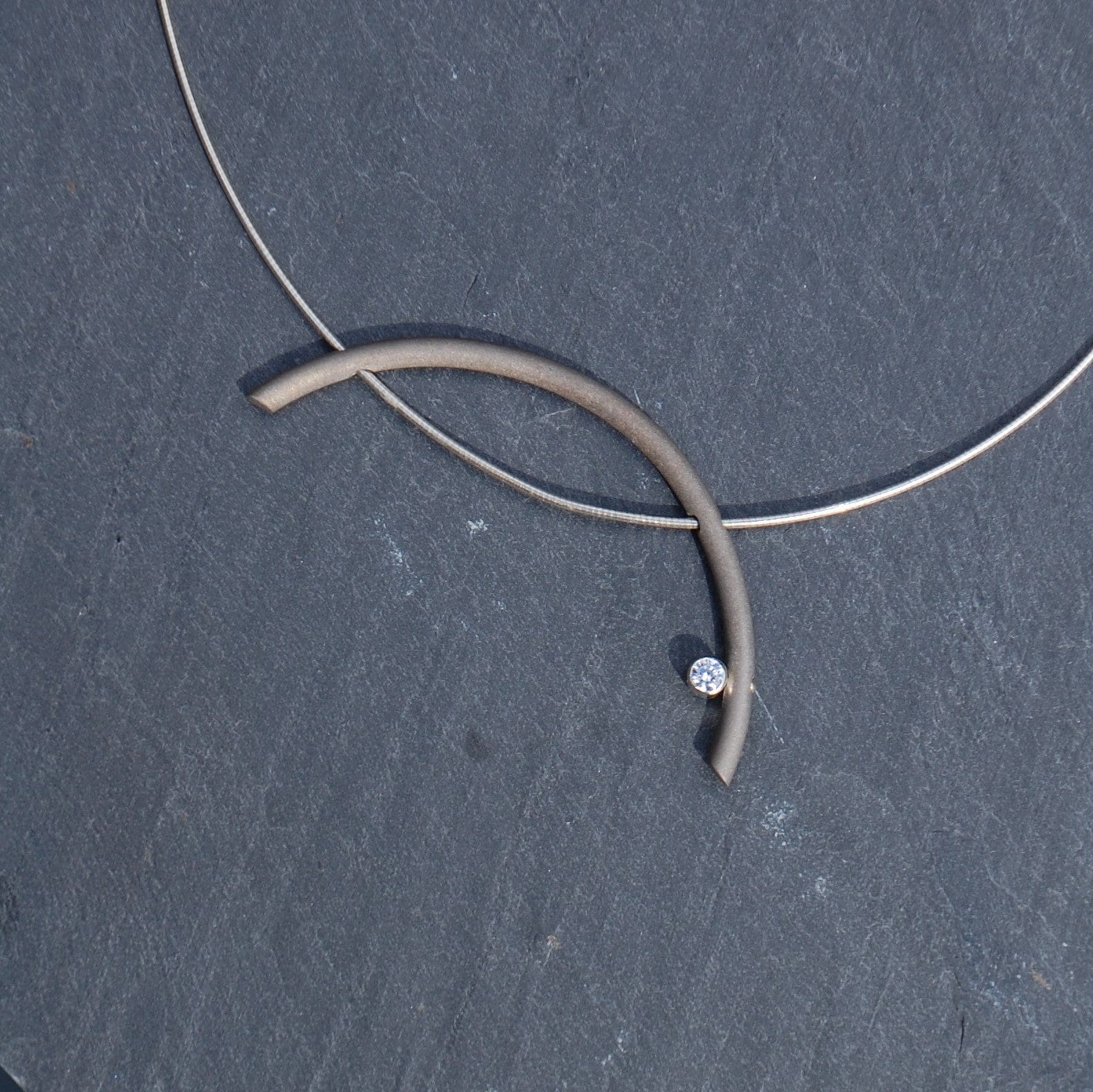 Titan Anhänger Zu Silber Omega Halskette Mit Zirkonia Titan Anhänger Zu Silber Omega Halskette Mit Zirkonia von SanJewelryDesignArt