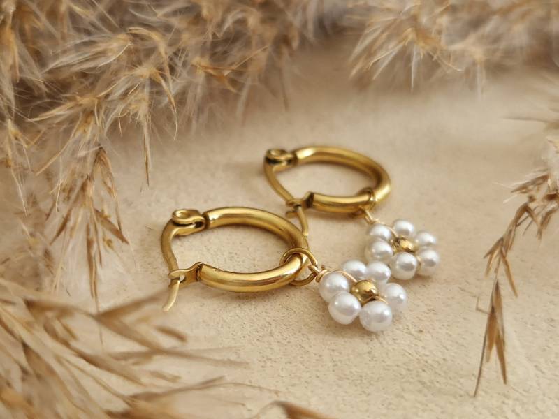 Creolen Daisy Flower | Goldene Creolen Edelstahl Blumen Gänseblümchen Glasperlen Ohrschmuck Ohrringe Brautschmuck Mädchen von SanMikaDesign