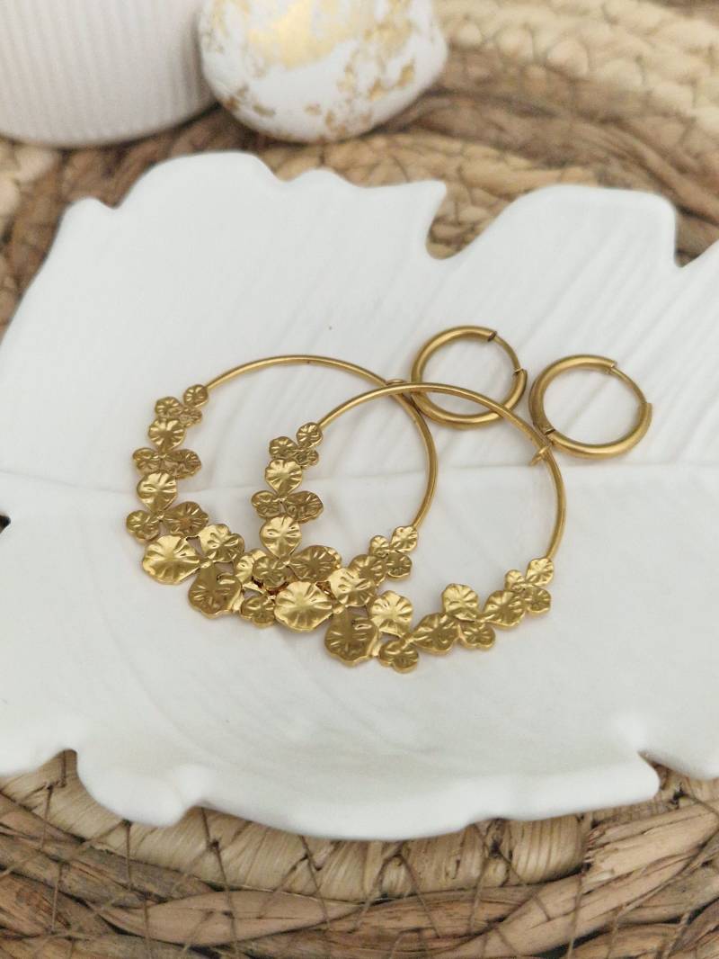 Creolen Golden Flowers | Goldene Creolen Edelstahl Blumen Gänseblümchen Ohrschmuck Ohrringe Brautschmuck I Statement von SanMikaDesign