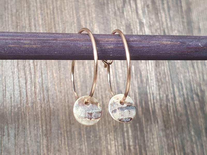 Kleine Creolen Mit Runden Perlmutt Anhänger - 925Er Sterling Silber Gold Filled 14K Medaille Plättchen Brautschmuck von SanMikaDesign