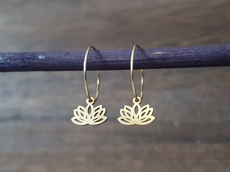 Kleine Goldene Creolen Mit Lotusblüte Anhänger - Edelstahl Gold Filled 14K Ohrschmuck Ohrringe Brautschmuck Lotus Yoga von SanMikaDesign
