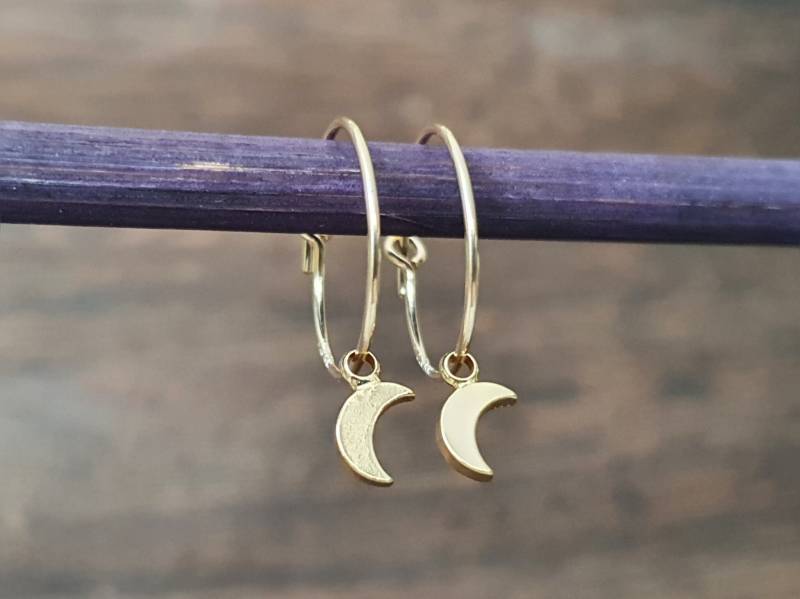 Kleine Goldene Creolen Mit Mond Anhänger - Edelstahl Gold Filled 14K Ohrschmuck Ohrringe Brautschmuck Mondanhänger Halbmond von SanMikaDesign