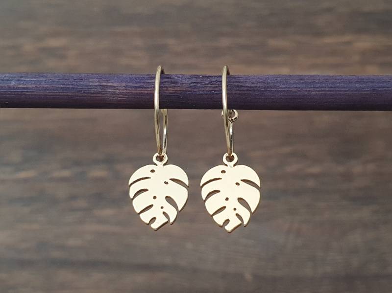 Kleine Goldene Creolen Mit Monstera Blatt Anhänger - Edelstahl Gold Filled 14K Ohrschmuck Ohrringe Brautschmuck Philodendron von SanMikaDesign