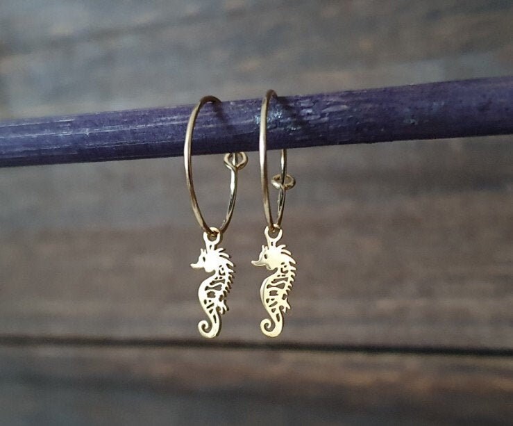 Kleine Goldene Creolen Mit Seepferd Anhänger - Edelstahl Gold Filled 14K Ohrschmuck Ohrringe Brautschmuck Hochzeit Seepferdchen von SanMikaDesign