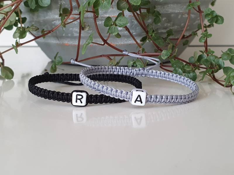 Partnerarmbänder Set - Initialenarmband Personalisiert Freundschaftsarmband Makramee Junggesellinnenabschied Gastgeschenk von SanMikaDesign