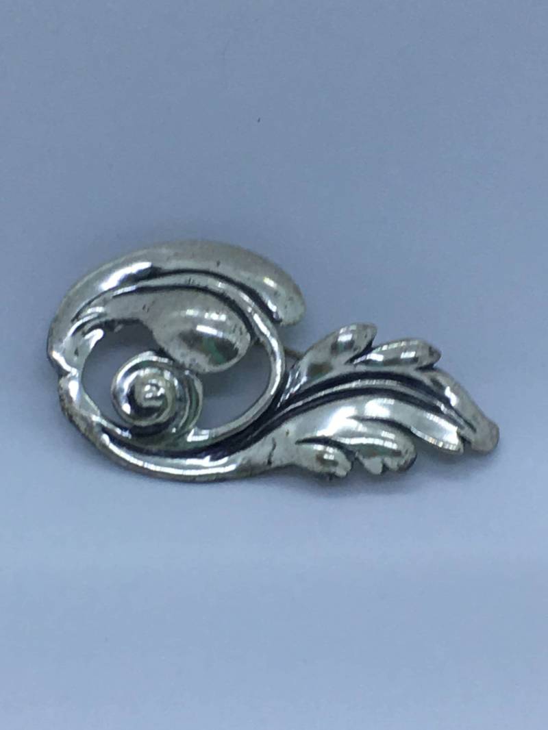 Vintage-Schmuckstück Art Blatt Wirbel Brosche Vintage-Schmuckstück Art Blatt Wirbel Brosche von SanNicosAntiques