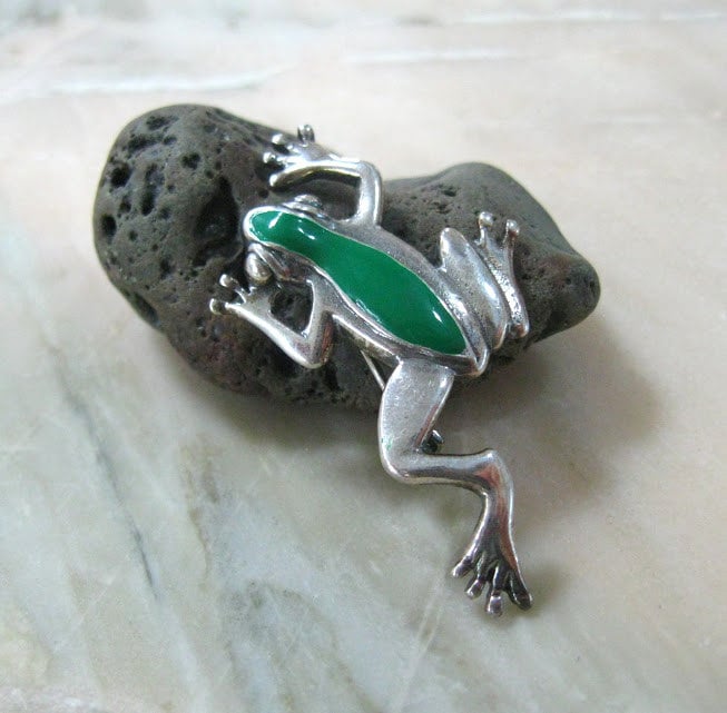 Cute Frosch Silber Brosche Grün Emaille Pin Tier Schmuck Viel Glück Wohlstand Fruchtbarkeit Totem Lustiges Geschenk Kröte Kuss Prinz Prinzessin Cute Frosch Silber Brosche Grün Emaille Pin Tier Schmuck Viel Glück Wohlstand Fruchtbarkeit Totem Lustiges Geschenk Kröte Kuss Prinz Prinzessin von SanaGem