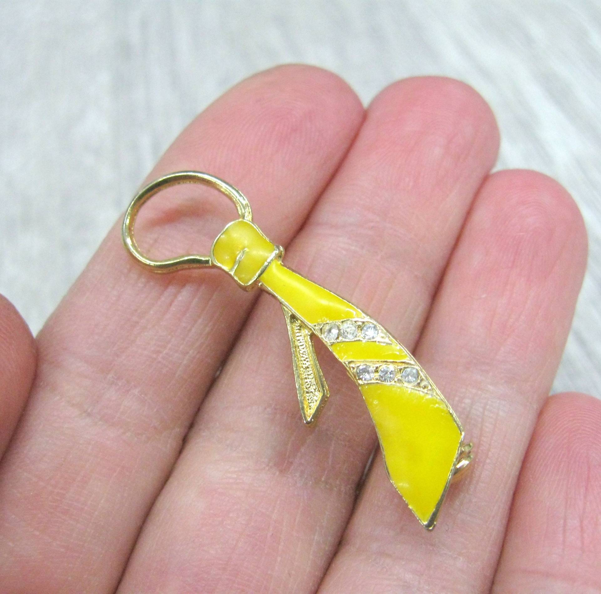 Gelbe Emaille Krawatte Geformt Brosche Vintage Pin Spaß Siut Und Zubehör Gold Ton Broschen Lady Chef Retro Statement von SanaGem
