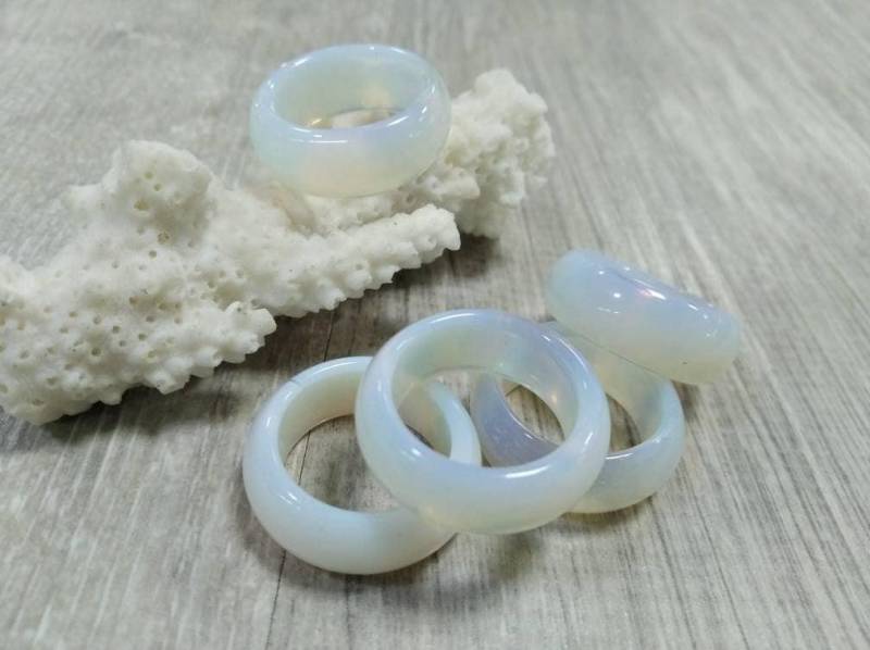 Opalit Mondstein 9 Mm Breiter Bandring in Transparent Blauer Farbe, Größen Von 5 3/4 Bis 1/4 Unisex Boho Ringe von SanaGem