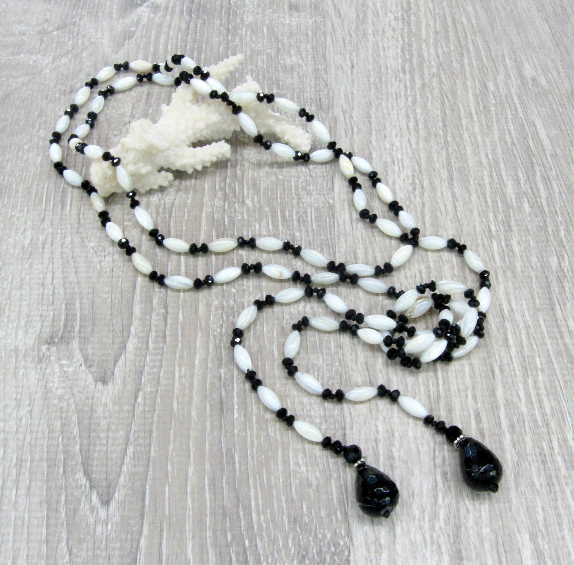 Schwarz Und Weiß High Fashion Halskette Krawatte Lariat Seil Langen Strang 58" Mutter Der Perle Schwarz Onyx Multi Weg Wrap Statement-Schmuck von SanaGem