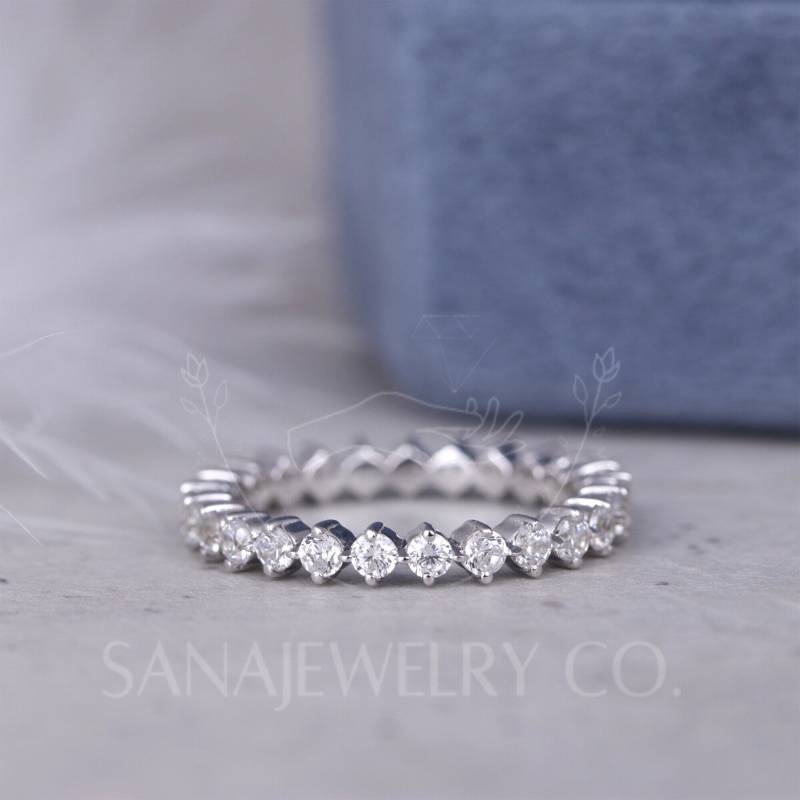 2 Mm Rund Moissanite Ehering, 14K Solide Weißgold Band, Volle Ewigkeit Bubble Prong Passende Stapelbare Band Für Sie von Sanajewelryco