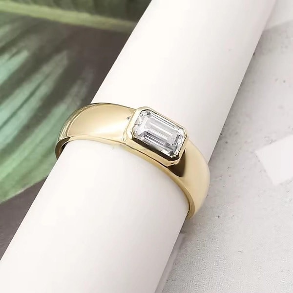 Solitär Smaragdschliff Moissanite Ehering Für Frauen, Ost-West-Smaragdschliff Lünette Verlobungsring, 14K Gelbgold Ring, Comfort Fit Band von Sanajewelryco