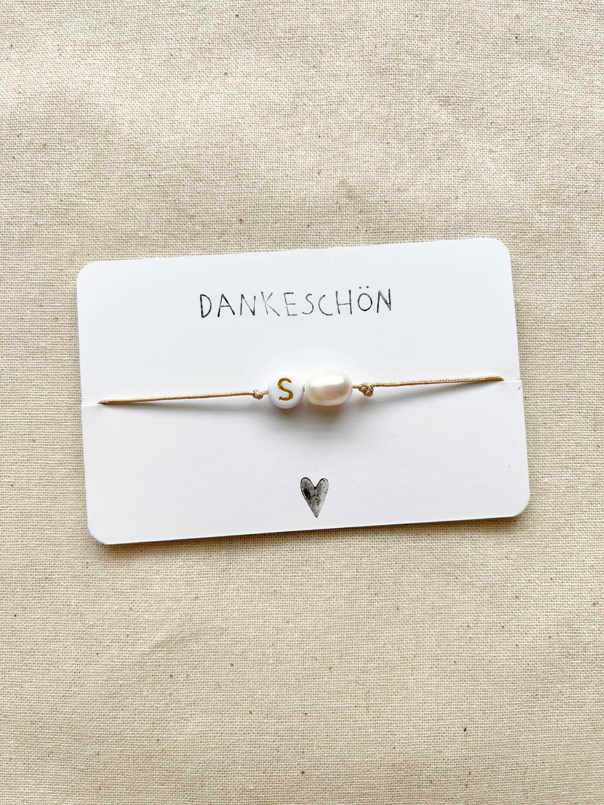 Armband Mit Buchstabe Und Echter Süßwasserperle #handmade Armband Mit Buchstabe Und Echter Süßwasserperle #handmade von SanaraLovesHandmade