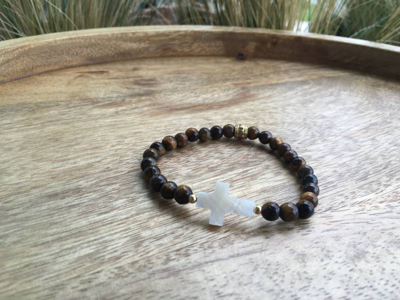 Bernstein Tigerauge Elastisch Perlen Armband Mit Goldenen Und Weißen Schale Cross Akzente von SandAndSway