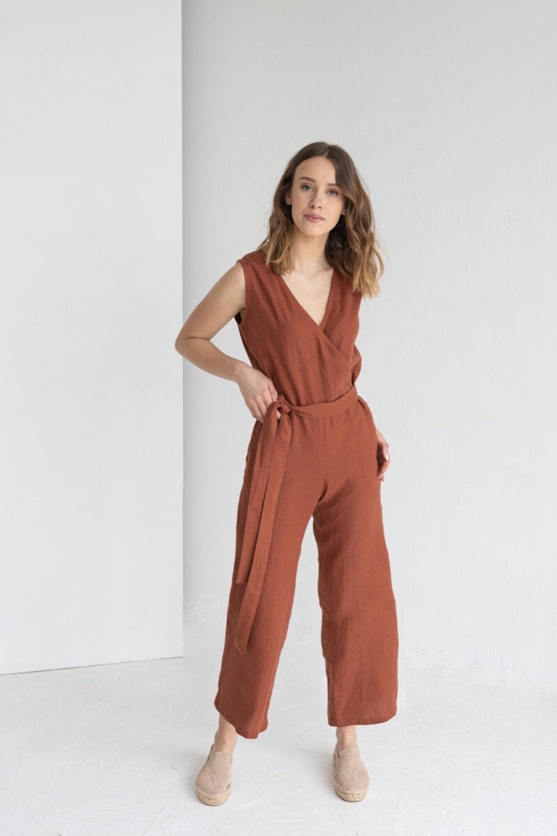 Rusty Leinen Jumpsuit Mit Gürtel, Ärmelloser Overall, Wrap Jumpsuit, Strampler Loose Fit Taschen von SandSnowLinen