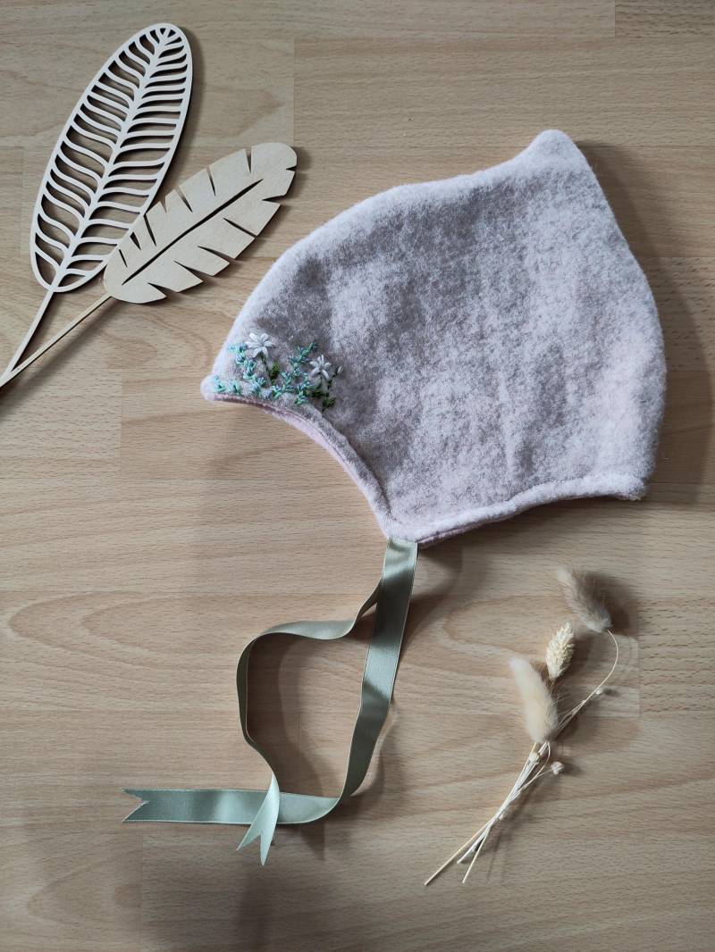 Wunderschöne Handbestickte Walkmütze Größe 50 von SandandBark