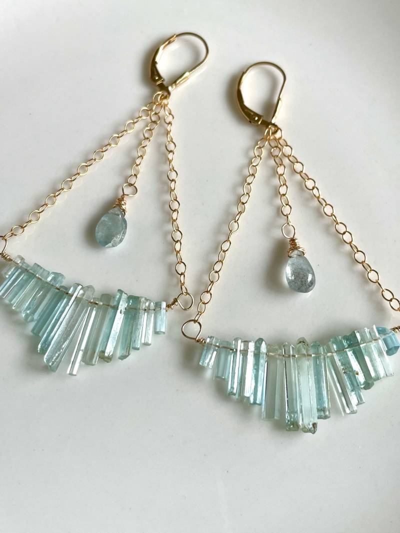 Aquamarin Und Gold-Gefülltes Trapez Ohrringe von SandandShellJewelry