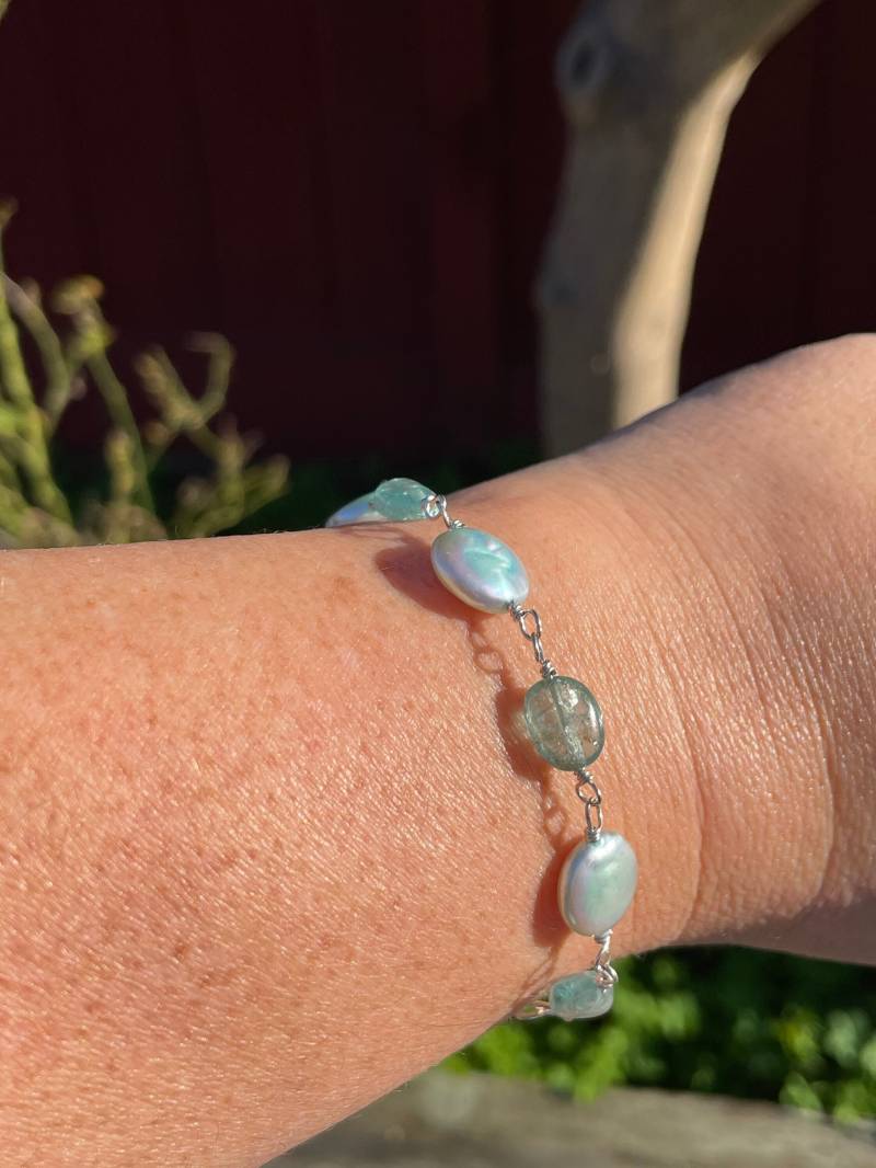 Erbstück - Blaues Münzperlen Und Apatit Armband in Sterling Silber von SandandShellJewelry