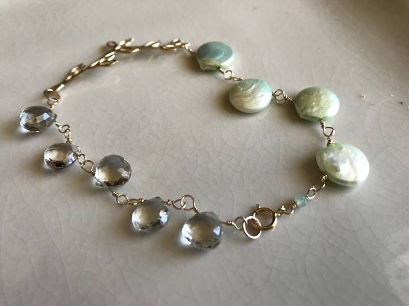 Mintgrüne Münzperle Und Grüner Amethyst Gold Filled Armband von SandandShellJewelry