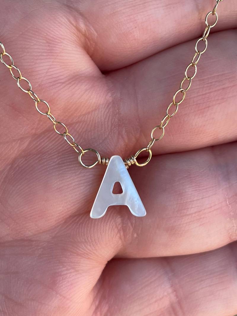Perlmutt Initial Kette von SandandShellJewelry