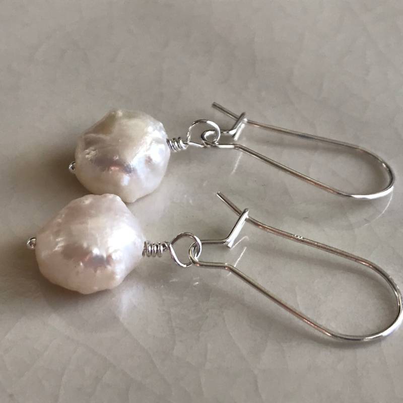 Weiße Rosenknospe Süßwasser-Perlen Ohrringe in Sterling Silber von SandandShellJewelry