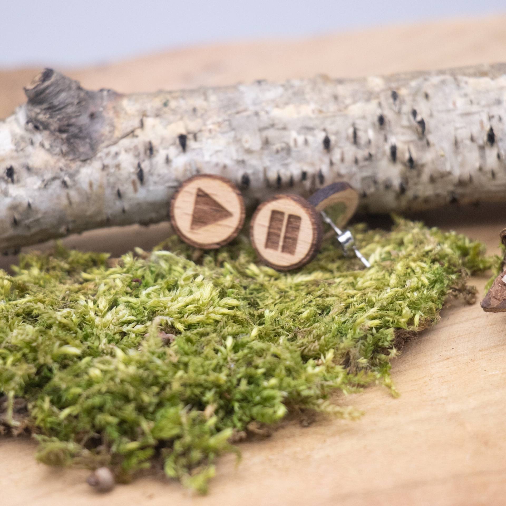 Coole Holz Ohrstecker Play Und Pause - Rund Buche Hell Coole Holz Ohrstecker Play Und Pause - Rund Buche Hell von SandavDesigns