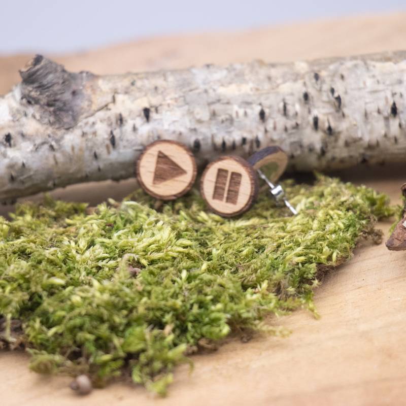Coole Holz Ohrstecker Play Und Pause - Rund Buche Hell Coole Holz Ohrstecker Play Und Pause - Rund Buche Hell von SandavDesigns