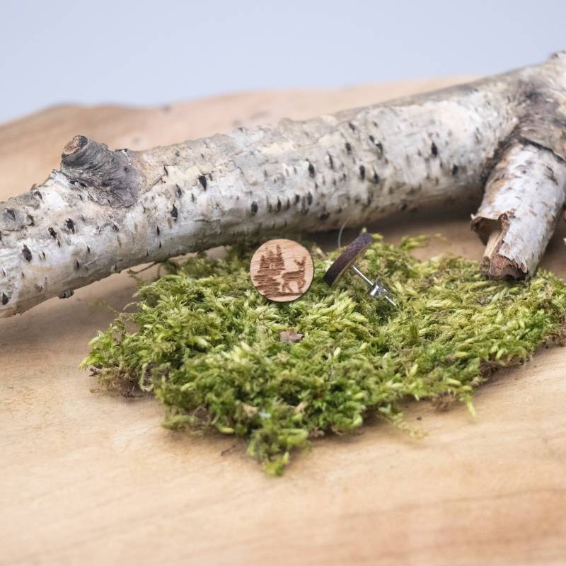 Schöne Holz Ohrstecker Mit Hirsch Im Wald - Rund Buche Hell Schöne Holz Ohrstecker Mit Hirsch Im Wald - Rund Buche Hell von SandavDesigns
