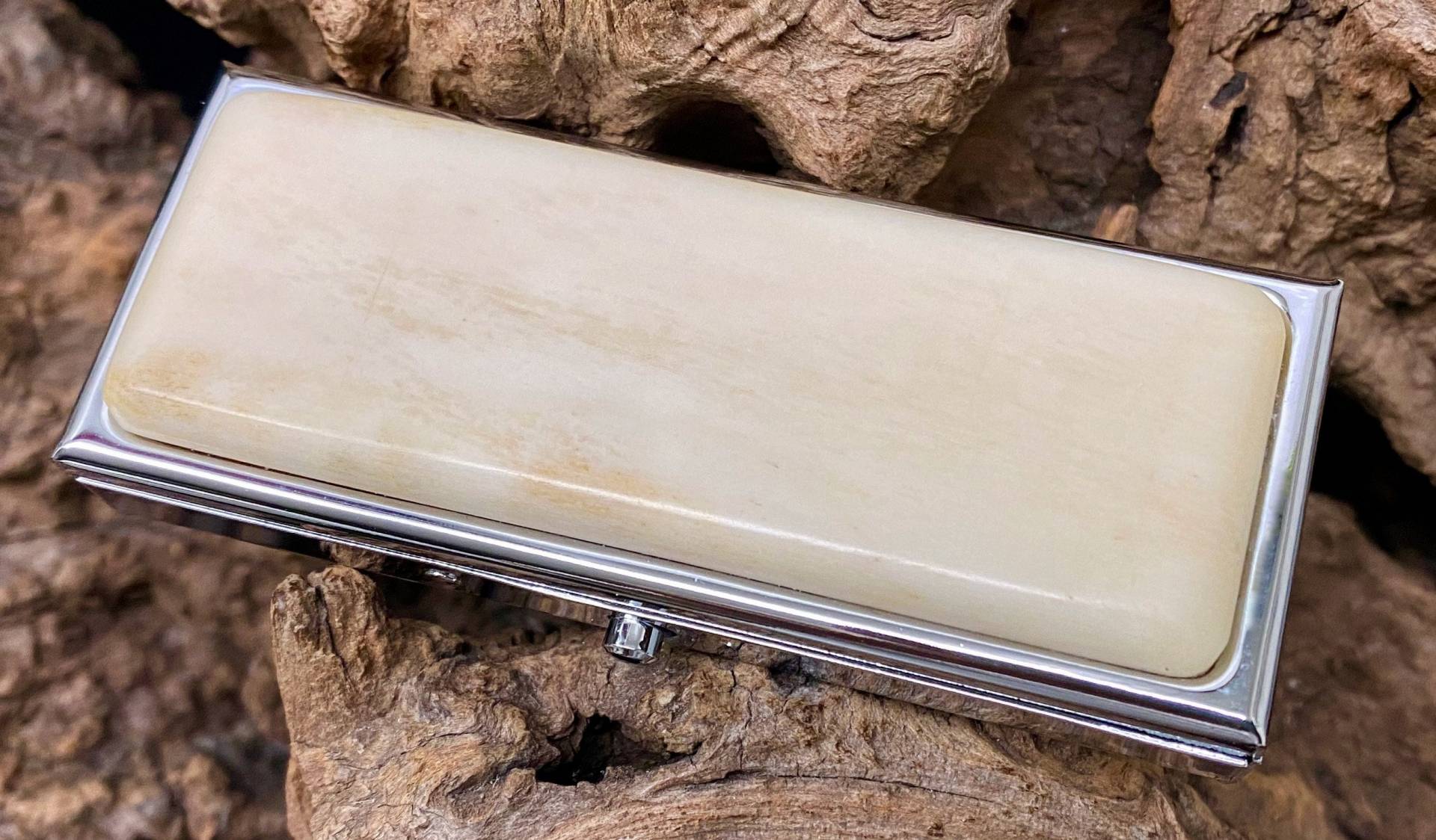 Buffelknochen Pillendose - Geburtenkontrolle Pillenbox Taschenpillenhalter Elegante Pillendose, Jägergeschenk, Männergeschenk, 7-Tage-Pillenbox von SandhillCreation