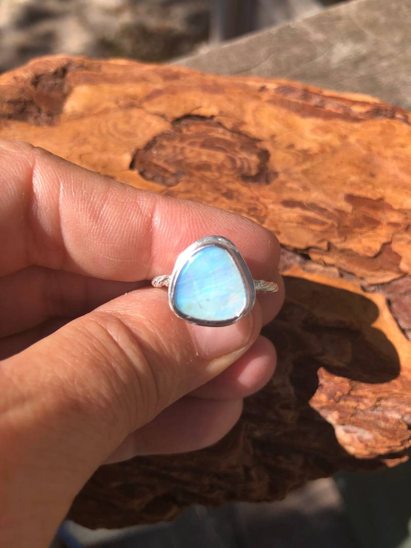 Schöner Blauer Boulder Opal Ring - Größe 24cm von SandmarDesigns