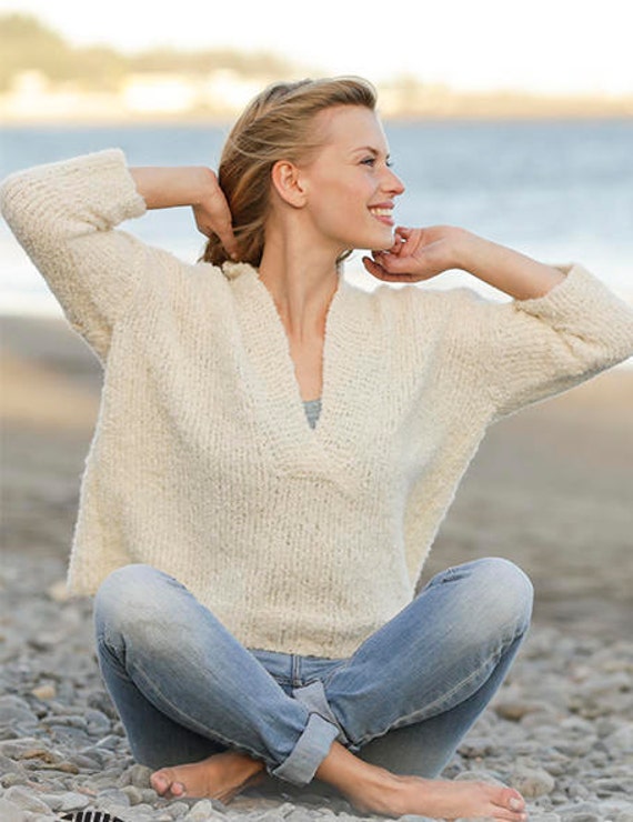 Gestrickter Oversized Pullover Für Frauen Aus Wolle Mit V-Ausschnitt, Schalkragen Und 3/4 Ärmeln in Drops Alpaca Bouclé, Pullover, Fertigung von SandrAndWool