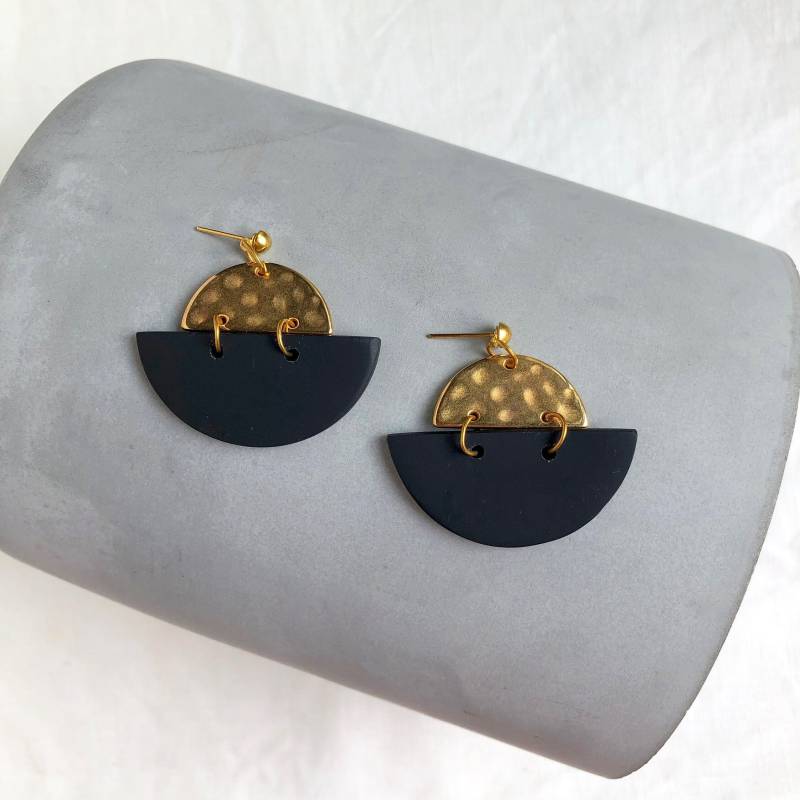 Kreisförmige Ohrringe in Schwarz Oder Rot Und Gold, Boho-Chic-Ohrringe Aus Fimo Messing, Exklusive Originelle von SandraColakovic