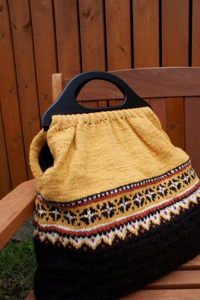 Tasche Mit Futter/100% Wolle Holzgriffe Handarbeit Sandrastju Design von SandraStJuKnits