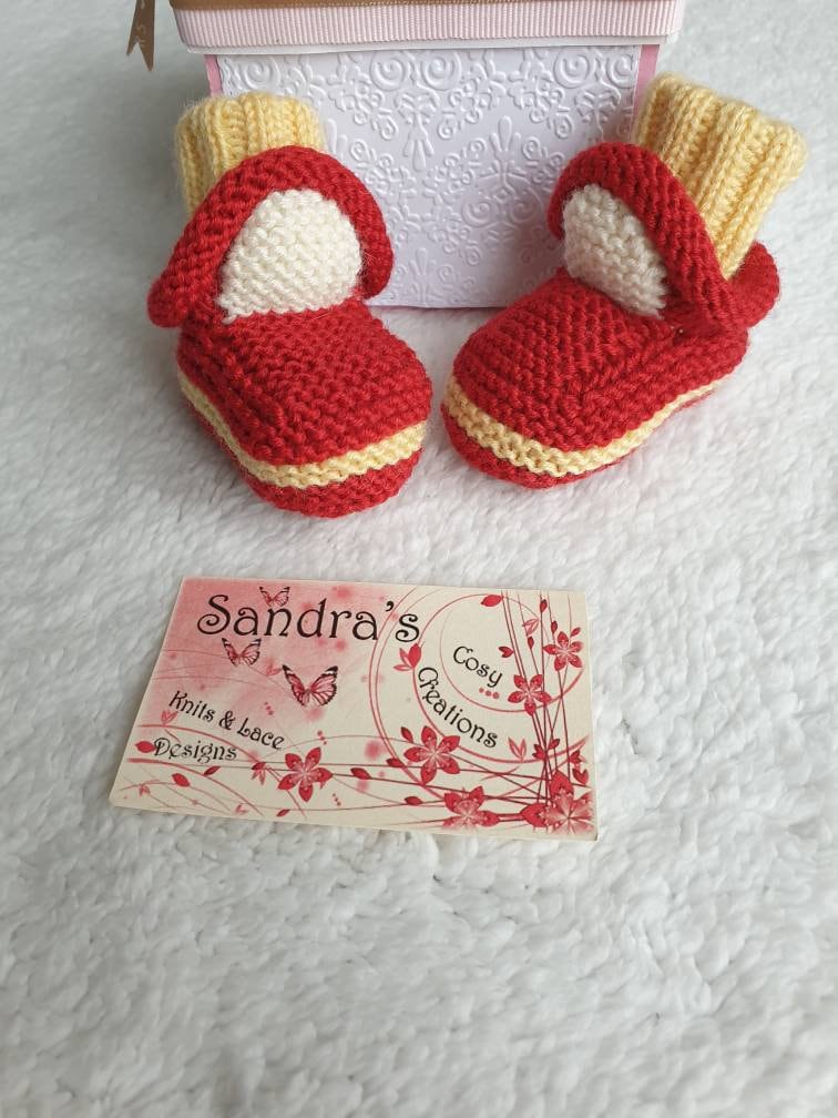 Gestrickte Babyschuhe Autos von SandrasCosyCreations