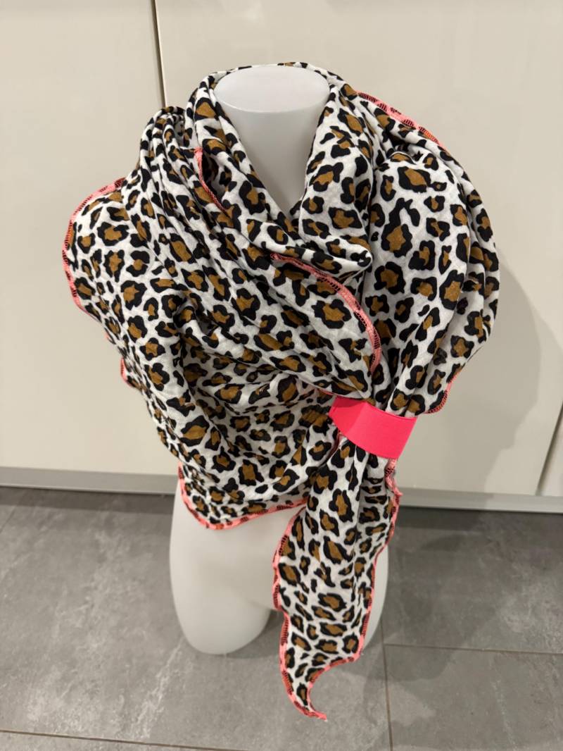 Musselin Dreieckstuch Leo Look Mit Pink Schlaufe Zum Binden Musselin Dreieckstuch Leo Look Mit Pink Schlaufe Zum Binden von SandrasZwergenland