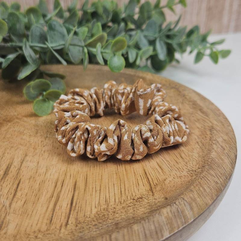 Handgefertigtes Blumen-Haargummi - Upcycling Scrunchie Aus Viskose Kleid, Geblühmtes Haargummi, Gelbes Scrunchie, Geschenk, Sandvossdesign von SandvossDesign