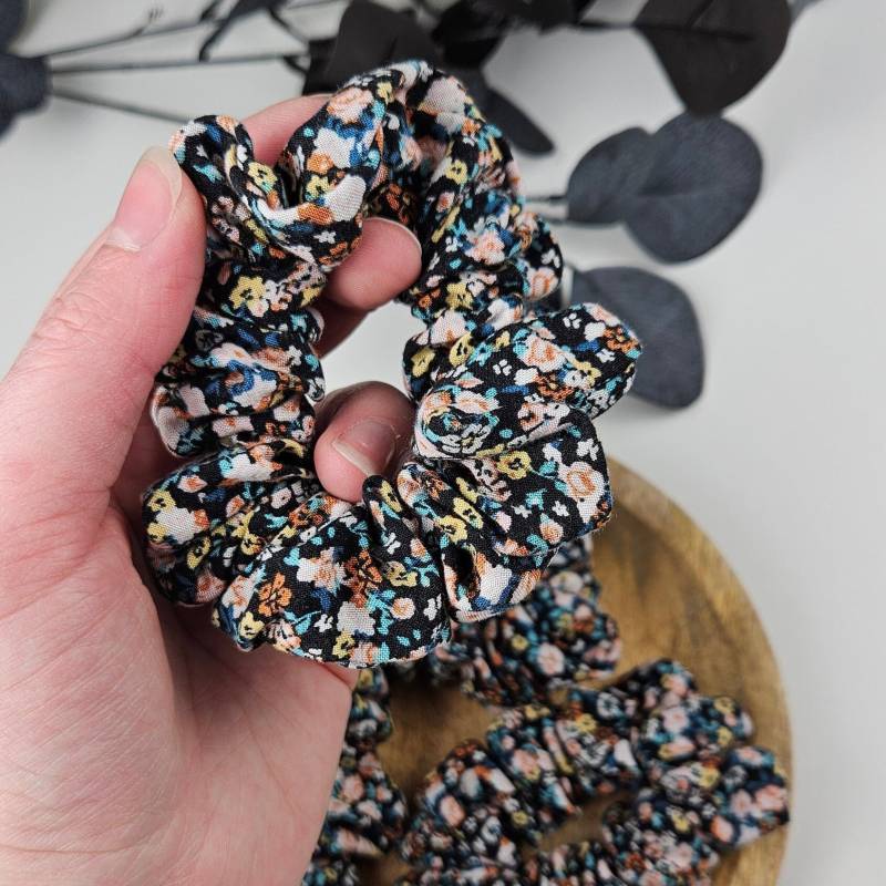 Blumen-Haargummi - Upcycling Scrunchie Aus Viskose, Sandvossdesign von SandvossDesign
