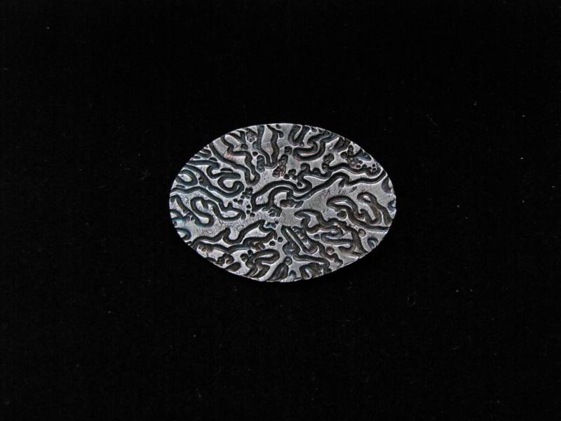 Oval Silber Pin Mit Einem Linearen Muster, Blau Irisierende Patina Hervorgehoben von SandwichSilver
