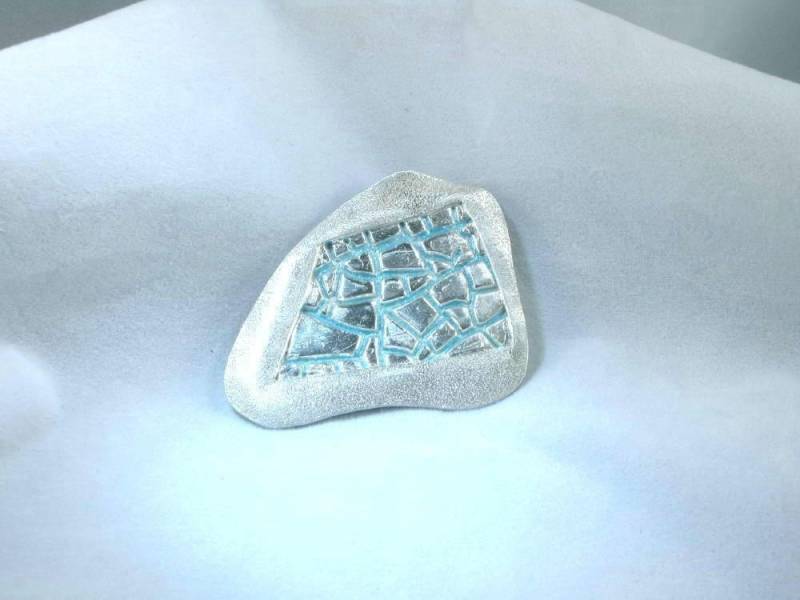 Silber, Geformte Irreguarly Shadow Box Pin Mit Leichten Blauen Highlights von SandwichSilver