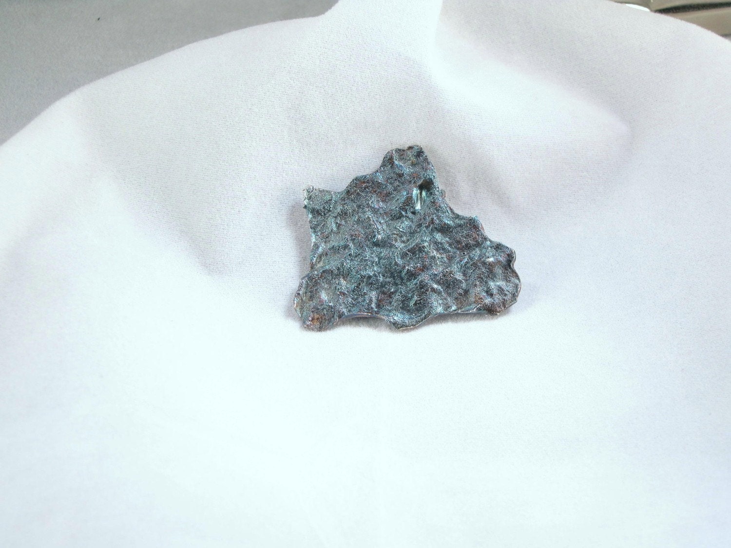 Silber, Texturierte Stein Pin Mit Irisierende Patina von SandwichSilver