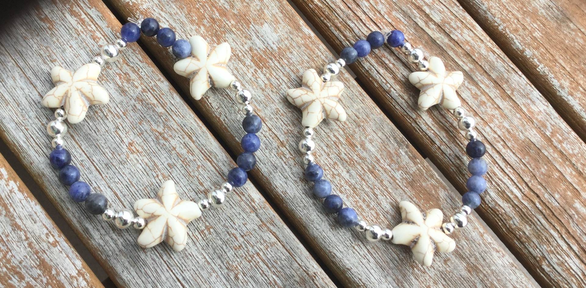 Sodalith Und Stein Seestern Charm Perlenarmband Am Meer, Blau/Naturweiß Sodalith Und Stein Seestern Charm Perlenarmband Am Meer, Blau/Naturweiß von SandyIslandJewels