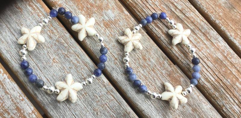 Sodalith Und Stein Seestern Charm Perlenarmband Am Meer, Blau/Naturweiß Sodalith Und Stein Seestern Charm Perlenarmband Am Meer, Blau/Naturweiß von SandyIslandJewels