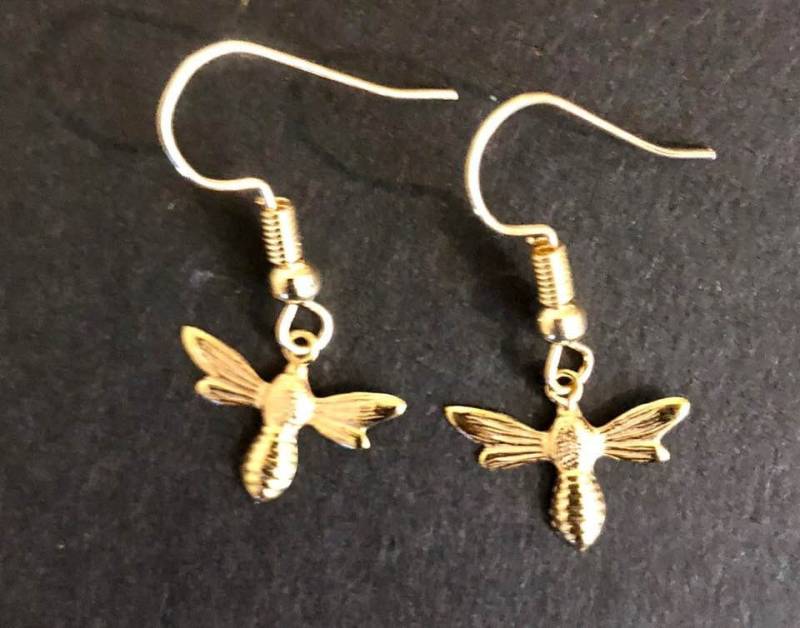 14K Gold Gefüllte Bienen Ohrringe von SandyNationJewelry
