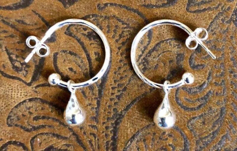 925 Sterling Silber Creolen Mit Puffed Teardrop Charms 221 von SandyNationJewelry