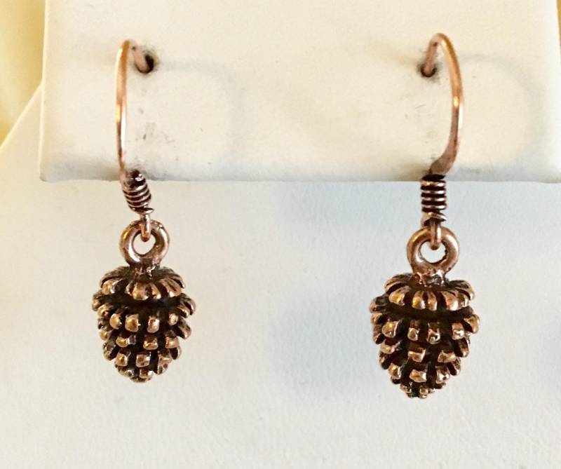 Antikes Kupfer Überzogene Pewter Pine Cone Ohrringe 258 von SandyNationJewelry
