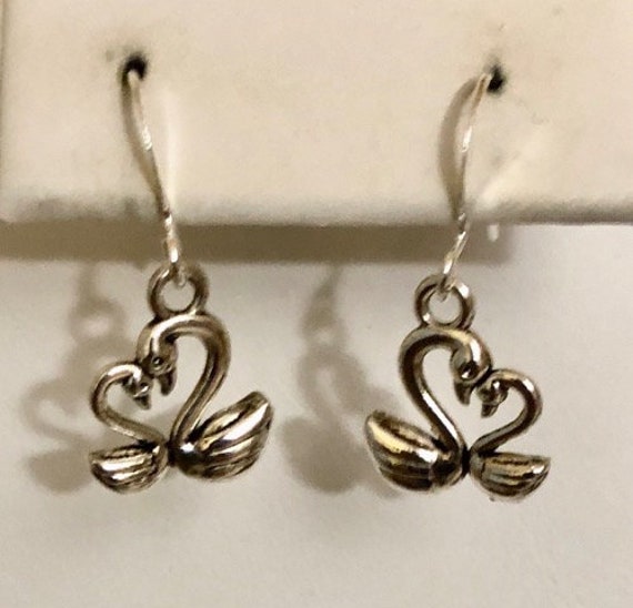 Antikes Silber Überzogene Zwei Liebes-Schwäne-Herz-Ohrringe 516 von SandyNationJewelry