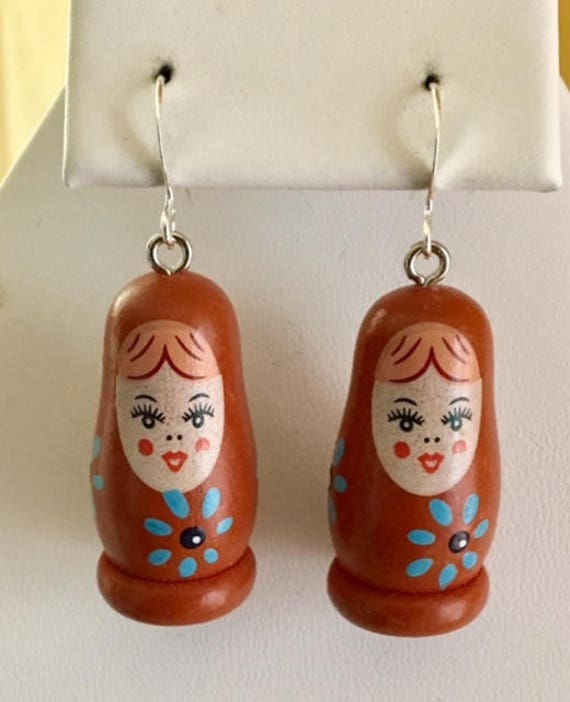 Bemalte Holz Matroschka Ohrringe | Braun 090 von SandyNationJewelry